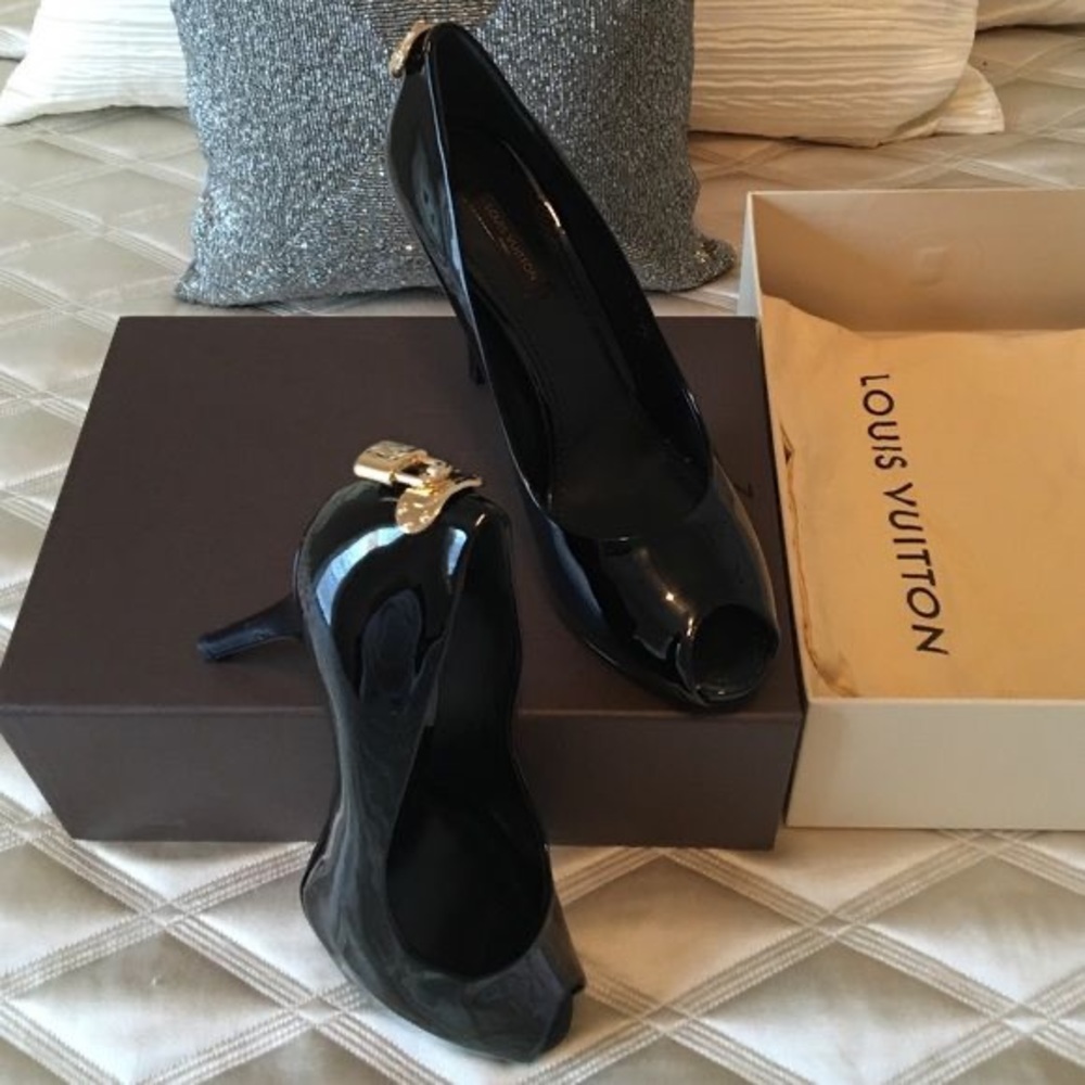 Louis Vuitton lock pumps size 36.5